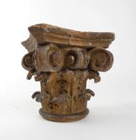 Objet: Chapiteau corinthien en bois sculpté et doré (lacunes) H:14,4 cm