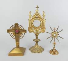 Religieux: 3 ostensoirs en laiton et métal doré (mq) H: de 19 à 33cm