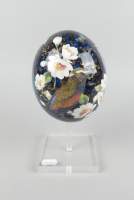Objet: Oeuf d'autruche décor d'oiseau et de fleurs signé ROWE Sherry H:11cm sur