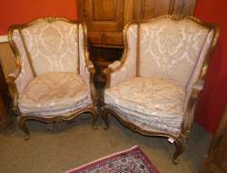 Meuble: Paire de bergères en bois sculpté doré de style Louis XV (Ds l'état) 1er
