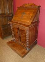 Meuble: Prie-Dieu en chêne ouvrant sur 2 portes et une tablette avec croix sculp