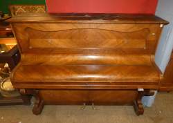 Piano droit Art Nouveau en noyer de marque Pleyel (Ds l'état)