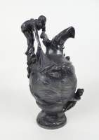 Objet: Aiguière/cruche en étain anse -jeune femme à la pêche au homard- un putto