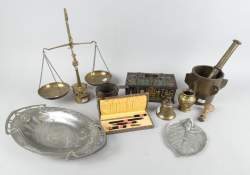 Objet: Lot d'objets en bronze, étain et cuivre dont balance, mortier et pilon, c
