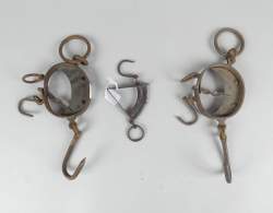 Objet: Lot de pesons anciens en fer forgé (3pcs): 2 à cadran et 1 à ressort tria