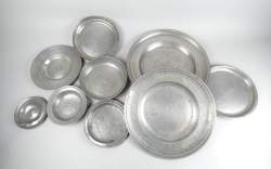 Objets: Divers plats et plateaux en étain anciens (9pcs) XVIIIeS Diam:17 à 46cm