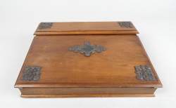 Meuble: Ecritoire de voyage en noyer avec applique en métal 8x30,5x22,5cm
