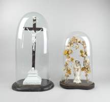 Objet: Vierge à l'enfant Vieux Bruxelles et Christ en porcelaine sous globe H:45