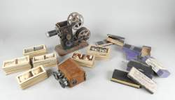 Objets: Stéréoscope en bois avec important lot de photos sur carton et plaques d