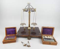 Objet: Trébuchet de pharmacie avec 2 coffrets de poids
