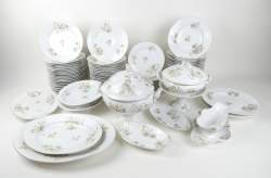 Céramique: Service à dîner à décor de fleurs (+/-80pcs): dont: soupière, légumie