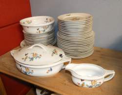 Céramique: Service à diner en porcelaine Defuisseaux Baudour environ 40pièces dé