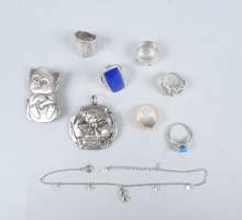 Bijoux: lot en argent (8pcs) P: 56,7g (5bagues, hochet (acc), pendentif, chevill