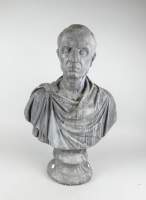 Sculpture: Buste de César en pierre reconstituée patiné (traces d'usures) H:71cm
