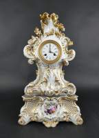 Horloge: Cartel à poser en Porcelaine de style Louis XV à décor de rocailles et