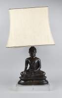 Luminaire: Bouddha assis en bronze H:38cm monté en lampe à 2 lumières sur socle