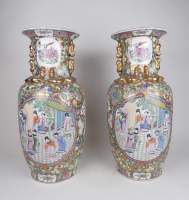 Asiatique: Paire de vases en porcelaine de Canton Chine à décor de papillons et Asiatique: Paire de vases en porcelaine de Canton Chine à décor de papillons et