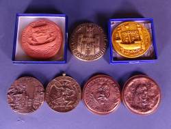 Collection: 5 médailles bronze et 2 sceaux céramique et platre vernissé 1987 Collection: 5 médailles bronze et 2 sceaux céramique et platre vernissé 1987