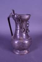 Objet: Pichet couvert de style en étain début 20eS H:27,5cm Objet: Pichet couvert de style en étain début 20eS H:27,5cm