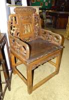 Asiatique Fauteuil chinois en bois de rose sculpté dos et accotoirs à palmettes Asiatique Fauteuil chinois en bois de rose sculpté dos et accotoirs à palmettes