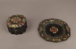 Boite et présentoir en tole peinte fond noir décor de rinceaux en rehauts d'émai Boite et présentoir en tole peinte fond noir décor de rinceaux en rehauts d'émai