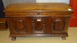 Meuble: Grand coffre de mariage renaissance en chêne, fer forgé dessus bombé fin Meuble: Grand coffre de mariage renaissance en chêne, fer forgé dessus bombé fin