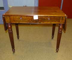 Meuble: Table NAPIII à rabats en acajou 2T 2ème moitié 19eS 74,5x89x55cm + 2x23c Meuble: Table NAPIII à rabats en acajou 2T 2ème moitié 19eS 74,5x89x55cm + 2x23c