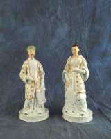 Paire de figurines/ Carafes en porcelaine polychrome rehauts d'or inscription en Paire de figurines/ Carafes en porcelaine polychrome rehauts d'or inscription en