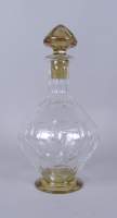 Verrerie: Carafe en cristal taillé incolore bouchon et pied de couleurs H: env26