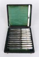 Argenterie : 12 couteaux en argent et nacre insculpation Minerve 2e titre et maître orfèvre