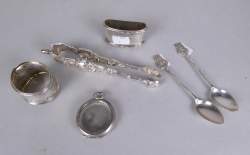 Argenterie : objets en argent (6pcs) dont : 1 pince à sucre , 2 ronds de serviette.