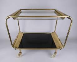 Meuble : Desserte en laiton doré (traces d'usures) et vitres en verre fumé