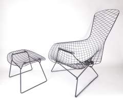 Meuble : Fauteuil modèle - Bird - (étiquette éditeur) et repose-pied en acier laqué noir designer BERTOIA Harry