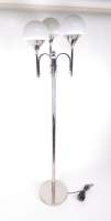 Luminaire : Lampadaire en métal chromé coiffé de globes en opaline blanche designer SCIOLARI Gaetano