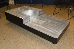 Meuble : Table basse rectangulaire (usure , pt ecl) à pans coupés en bois laqué et acier brossé attribution possible à RIZZO Willy