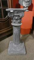 Meuble : Colonne à chapiteau Corinthien en pierre reconstituée patiné