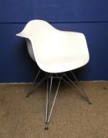 Meuble : Fauteuil modèle DAR dit Tour Eiffel en fibre de verre et piètement en acier Chromé designer EAMES Charles & Ray