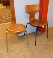 Meuble : 1 chaise modèle - Hammer 3103 - et 1 tabouret tripode modèle - DOT - designer JACOBSEN Arne