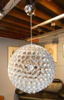 Luminaire : Lustre sphérique à 3 lumières de type Space Age composé de tubes en aluminium