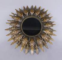 Meuble : Miroir dit soleil rond en métal argenté patiné dans un entourage de feuilles