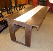 Meuble : Importante table de salle à manger en bois (usure +/ - marquée , pt chocs , mqe) centre de table laqué blanc allonge centrale