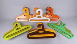 Mode : 62 cintres en ABS (pt ecl) attribués au designer MAURER Ingo