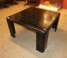 Meuble vintage Brutaliste : table basse en bois laqué noire (pt rayures , pt ecls)