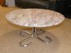 Meuble : Table basse travail italien piètement en acier chromé dessus marbre