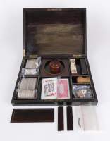 Jouet : Boite à jeux en bois noirçi et marqueterie de laiton fin 19eS (dessous fendu , mqe) avec jetons en nacre et jeu de poker