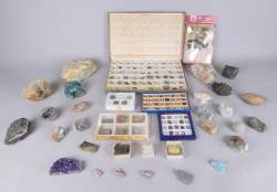 Collection de minéraux bruts dont dioptase , améthyste , calcédoine et pierres roulées certaines dans coffret