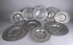 Objet : 9 plats - A la cardinal - en étain 17 et 18eS divers poinçons de maître