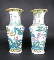 Asiatique : Paire de vases à anses de chien fô en porcelaine de Chine