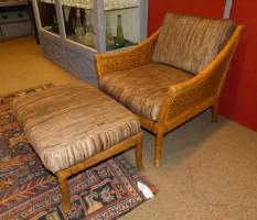 Meuble : Fauteuil et repose - pieds en cuir tressé avec coussin design en cuir
