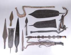 Africain : Lot de monnaie et pointes de lance ethnographies diverses